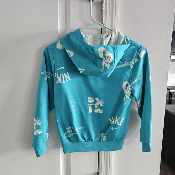 Nike Boys' Sportswear Club Fleece Hoodie - Picture 4 of 5